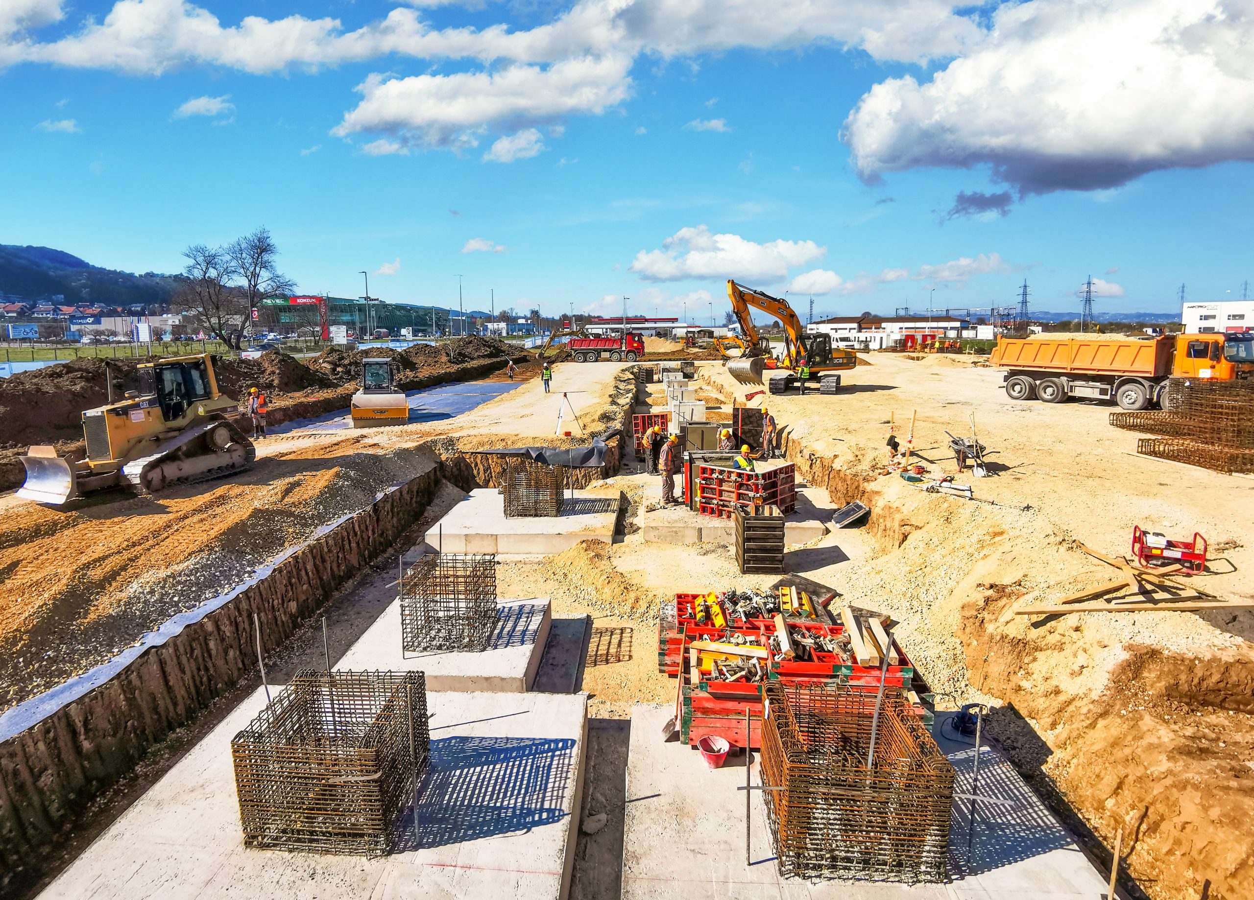 wide-angle-view-of-busy-construction-site-heavy-machinery-construction-equipment-excavator-truck_t20_7ydlok-2560x1838 wide-angle-view-of-busy-construction-site-heavy-machinery-construction-equipment-excavator-truck_t20_7ydlok-2560x1838